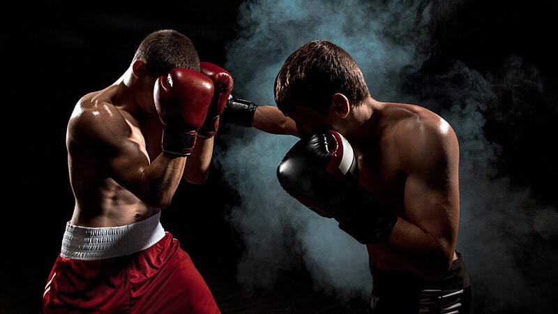 Zwei Männer Boxen gegeneinander mit Nebel im Hintergrund