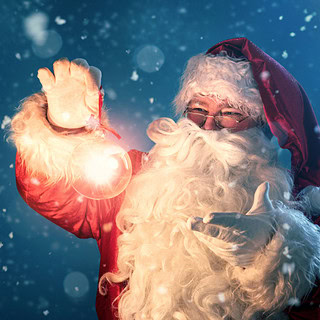 Der Weihnachtgsmann zeigt auf eine Kugel, die leuchtet