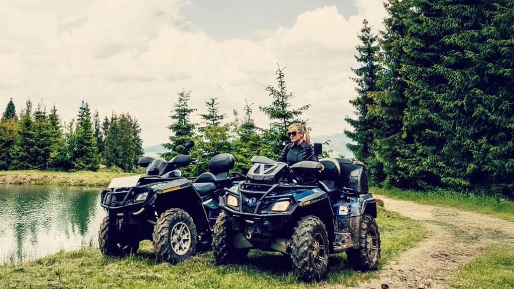 2 Quads an einen Teich