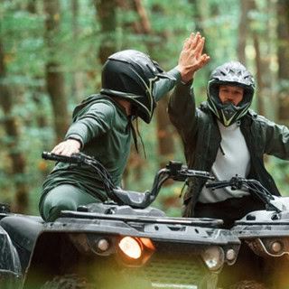 Abklatschen auf Quad 2 Quad Fahrer die sich einen High Five geben.