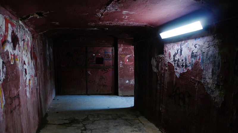 Unterirdischer Gang mit roten Wänden