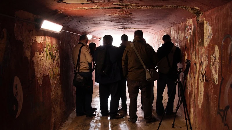 Menschngruppe in unterirdischem Gang