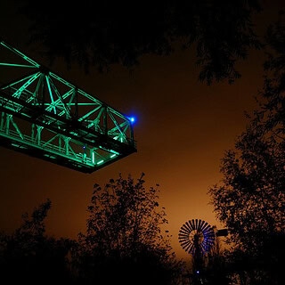 Grün beleuchtetetr Kran bei Nacht