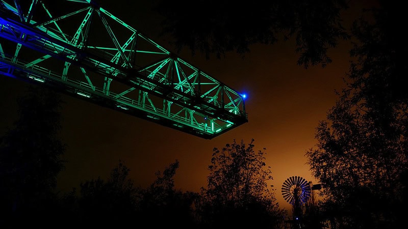 Grün beleuchtetetr Kran bei Nacht