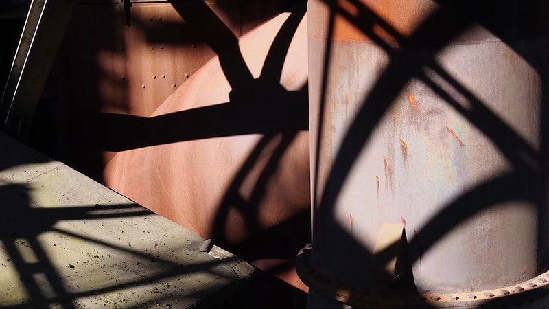 Rot-braune Metallstücke