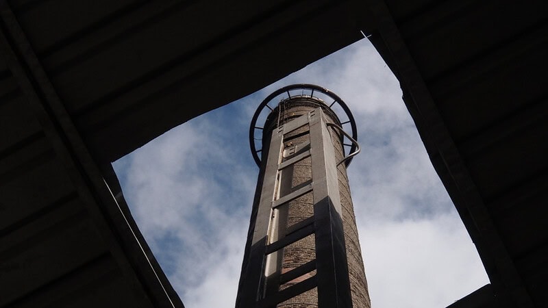 Großer Turm durch eine Luke Fotografiert
