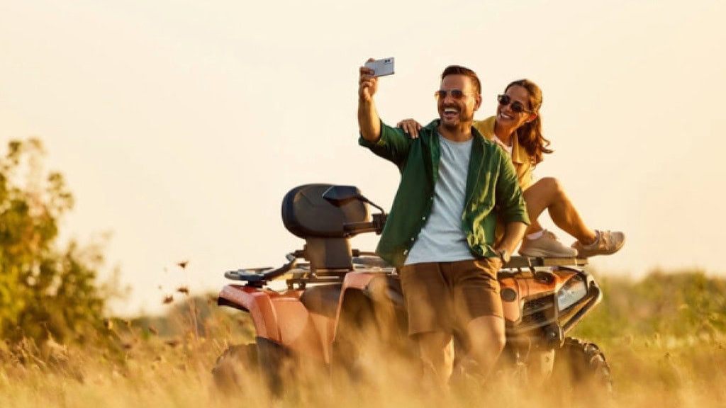 Paar macht selfie mit Quad Ein Paar das mit ihrem Quad ein Selfie macht.