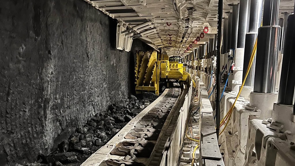 Deine Zeitreise Bulli - Gleisen im Bergbau Gleisen auf denen ein Bohrer Fährt.