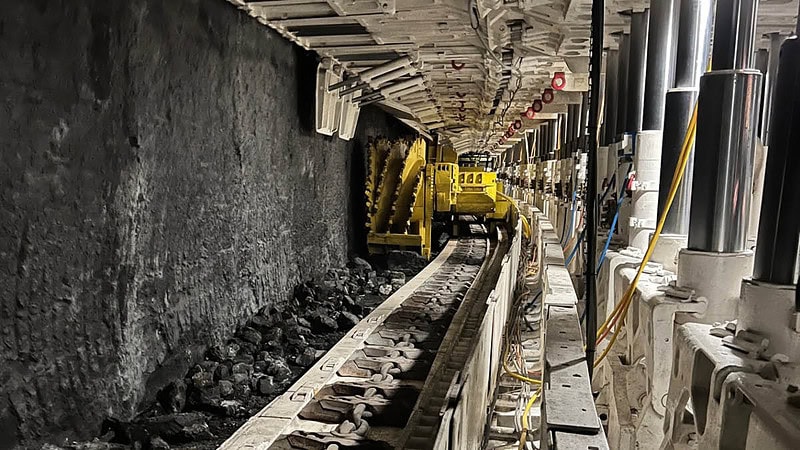 Gleisen auf denen ein Bohrer Fährt.