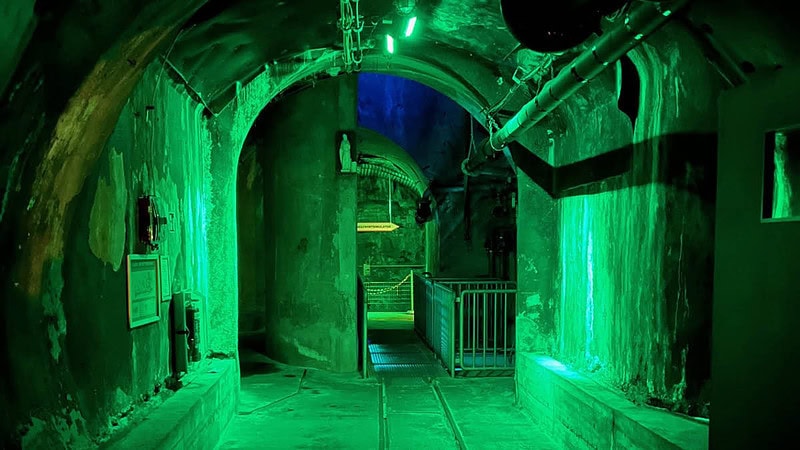 Tunnel der Grün beleuchtet ist.