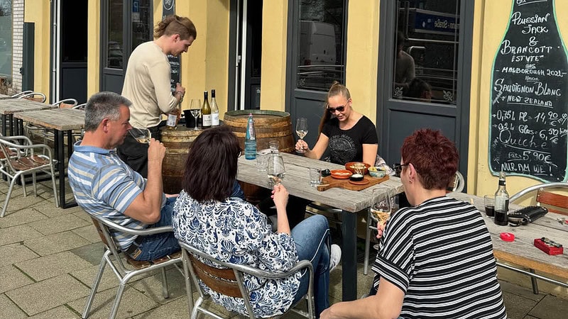 Gruppe die einen Wein probiert.