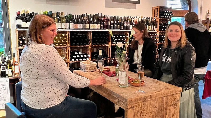 Gruppe die in einem Wein Lokal Wein probiert