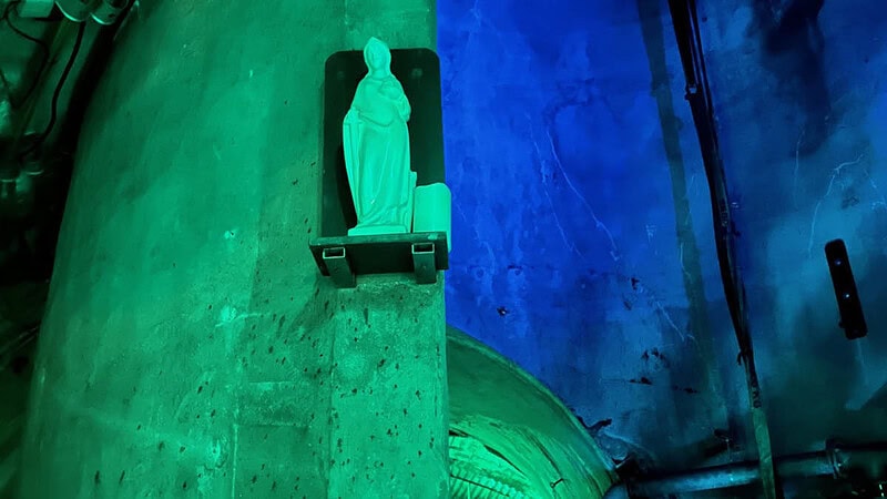 Statue von Mutter Maria im Bergwerk.