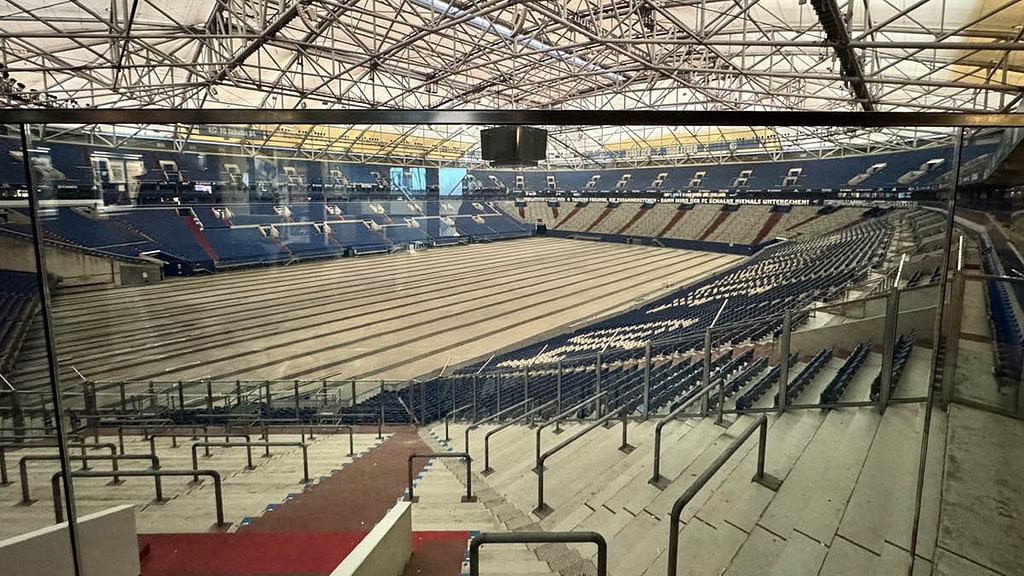 Deine Zeitreise Bulli - Stadion ohne Rasen Das Schalke Stadion ohne Rasen
