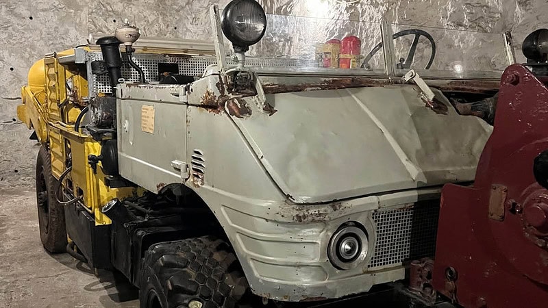 Unimog ohne Dach im Bergwerk.