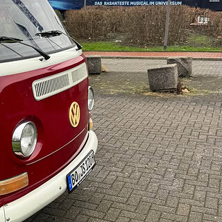 VW Bulli der auf einem Platz steht.