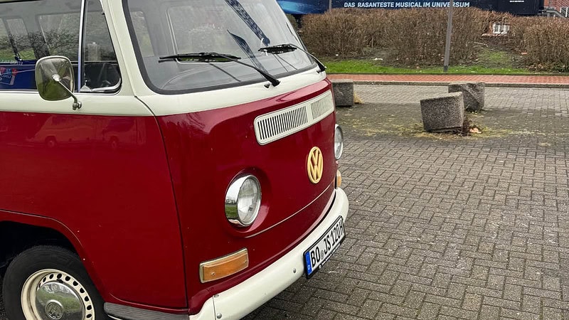 VW Bulli der auf einem Platz steht.
