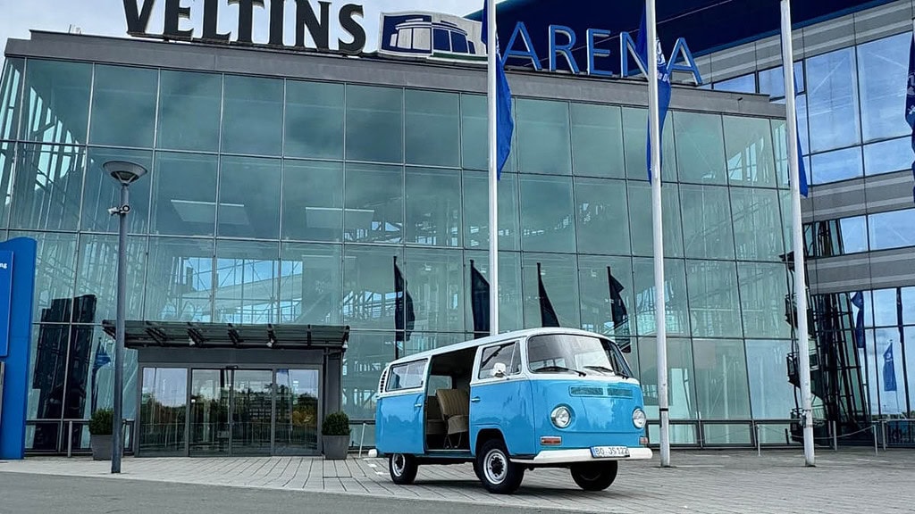 Deine Zeitreise Bulli blau vor Schalke Stadion Blauer VW Bulli steht vor dem Eingang des Schalke Stadions