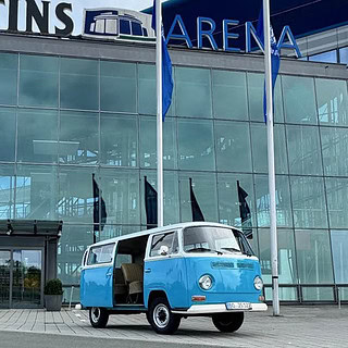 Blauer VW Bulli steht vor dem Eingang des Schalke Stadions