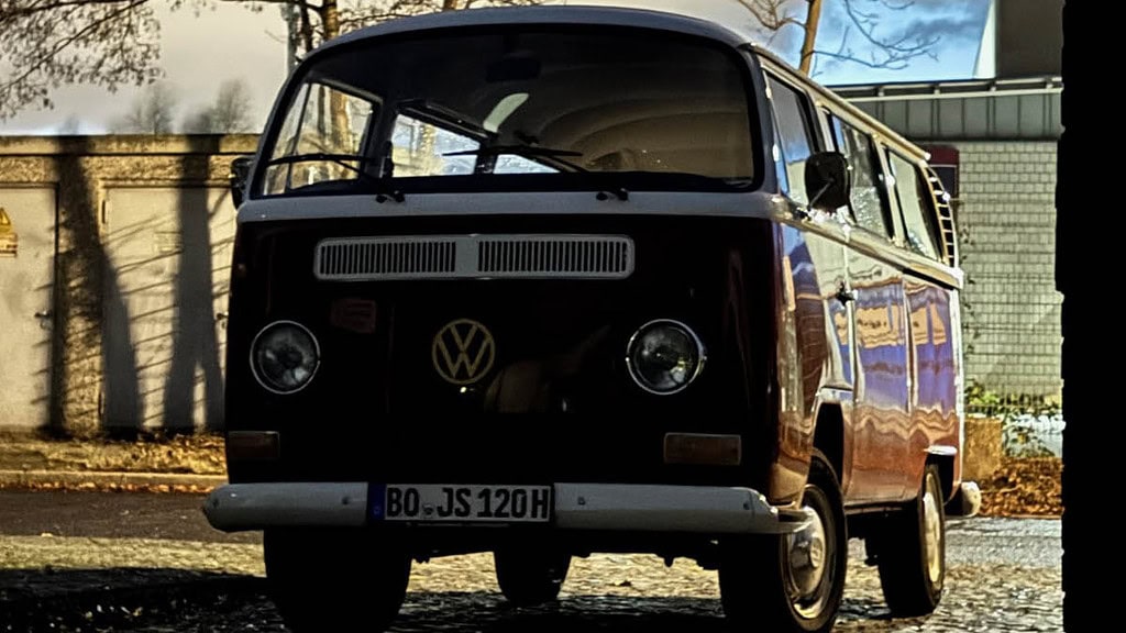 Deine Zeitreise- Bulli geprarkt roter VW Bulli großes Foto
