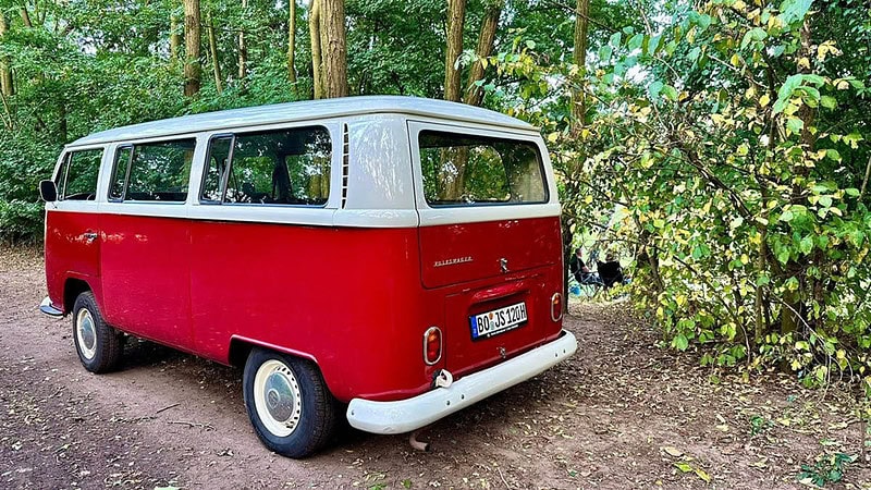 roter vw Bulli von schräg hinten fotografiert