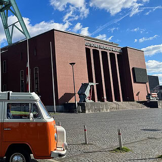 VW Bulli der vor dem Deutschen Bergbau Museum parkt