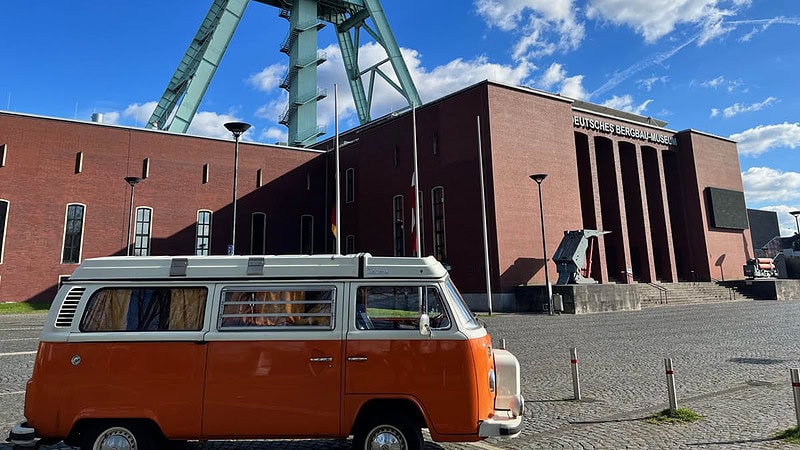 VW Bulli der vor dem Deutschen Bergbau Museum parkt