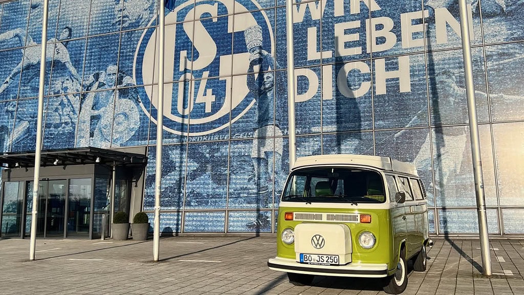 Deine Zeitreise Bulli vor Schalke Stadion Grüner VW Bulli vor dem Schalke Stadion