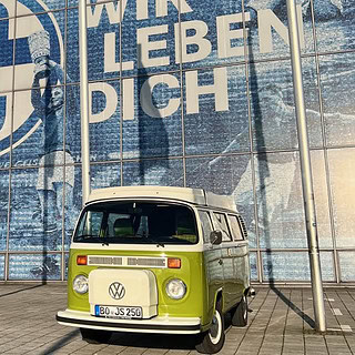 Grüner VW Bulli vor dem Schalke Stadion