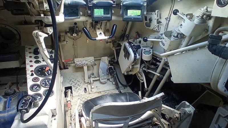 Cockpit eines Panzers, mit Fahrerstuhl