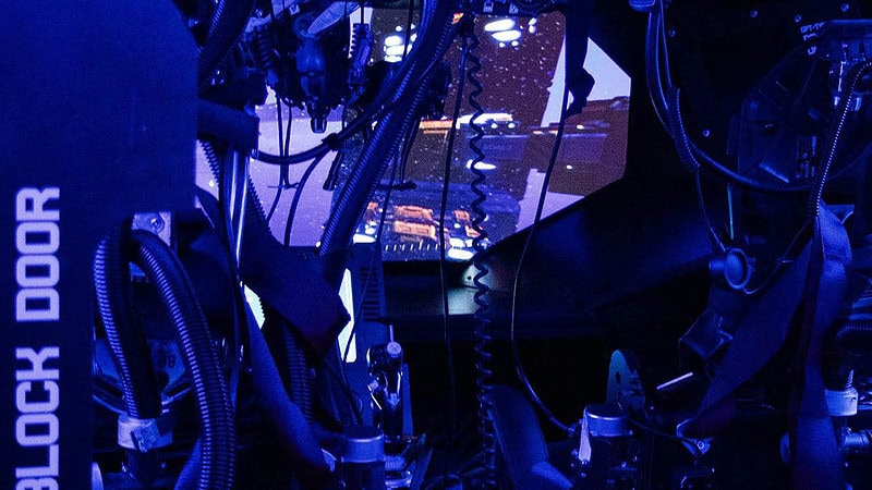 Ansicht auf die Fahrerstühle und den Hauptbildschirm der Nemo 3