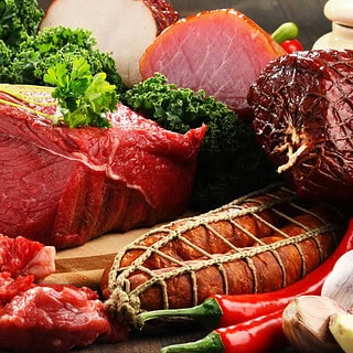 Auf einem Küchentisch liegen verschiedene Fleischsorten für den Kochkurs in Dresden.