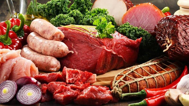 Auf einem Küchentisch liegen verschiedene Fleischsorten für den Kochkurs in Dresden.