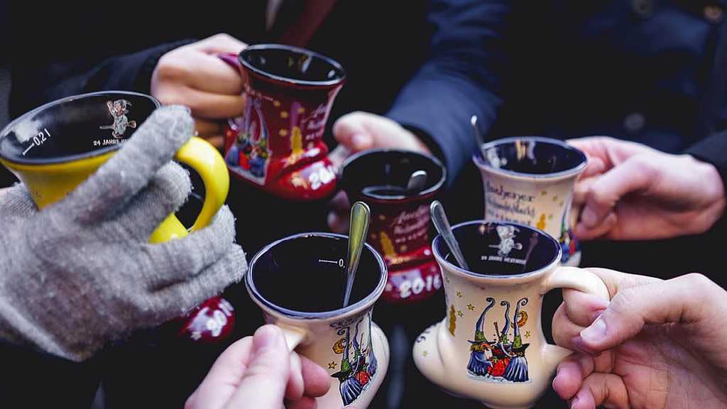 Glühwein eine Gruppe Leute stößt mit Glühwein an