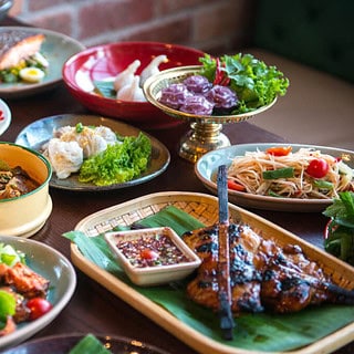 Thailändische regionale Vor- und Hauptspeisen.