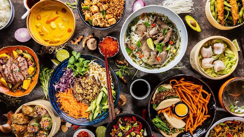 Viele kleine regionale thailändische Vorspeisen und Hauptgerichte.