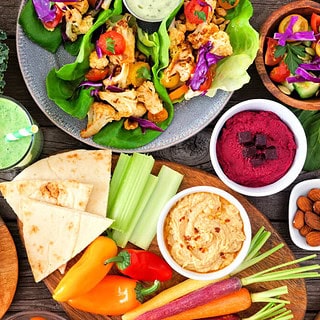 Eine Vielfalt an veganen Speisen beim Kochkurs in Dresden.