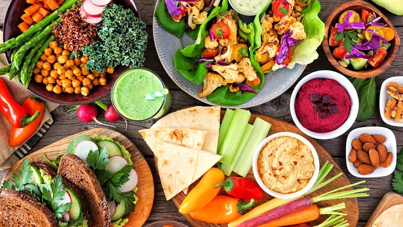 Eine Vielfalt an veganen Speisen beim Kochkurs in Dresden.