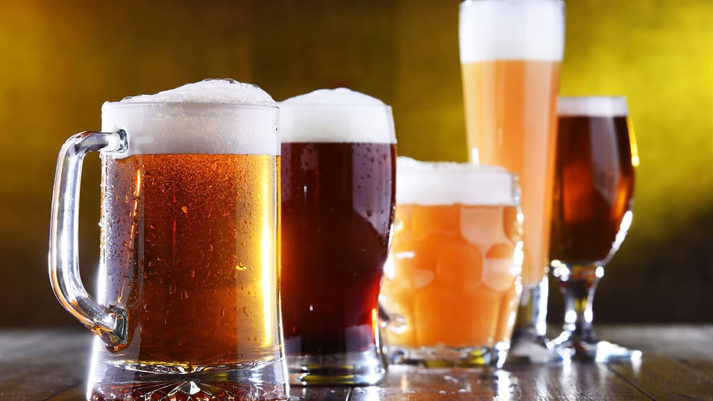 verschiedene-biersorten 5 Gläser mit verschiedenen Biersorten stehen auf dem Tisch