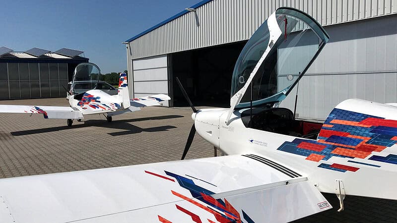 Zwei Flugzeuge stehen am Hanger.