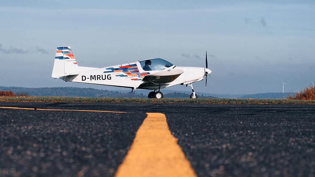 Ein Flugzeug steht auf einer Landebahn.