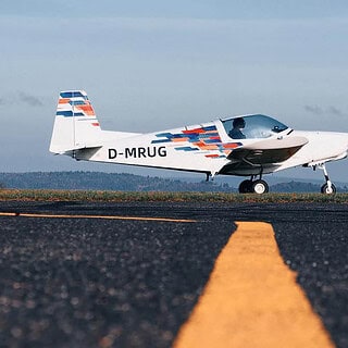 Ein Flugzeug steht auf einer Landebahn.