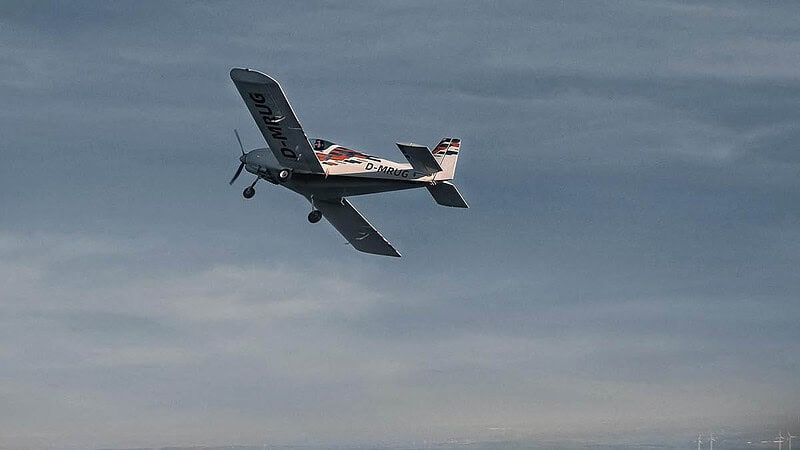 Ein Flugzeug ist in der Luft.