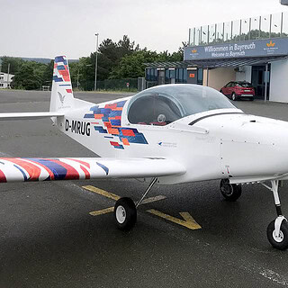 Ein Flugzeug steht am Hanger - frontale Perspektive