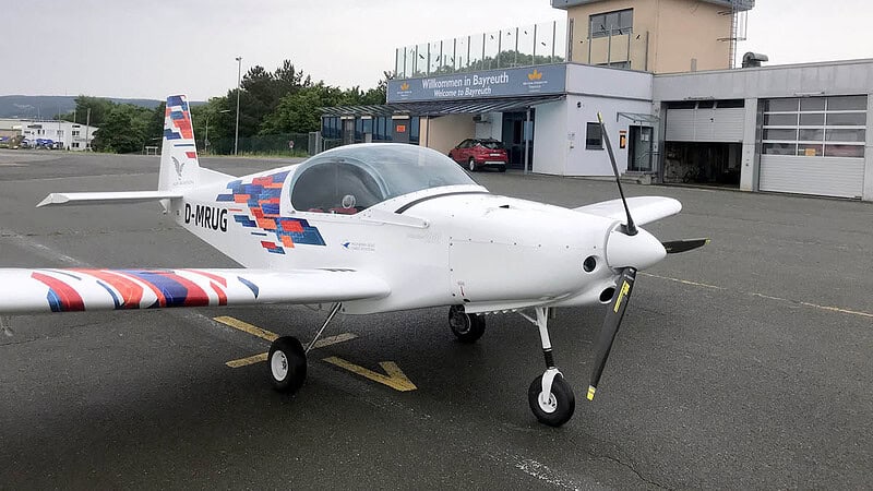 Ein Flugzeug steht am Hanger - frontale Perspektive