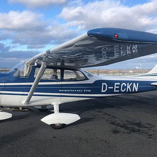 Kleines Flugzeug auf dem Flughafen