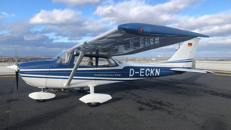 Kleines Flugzeug auf dem Flughafen