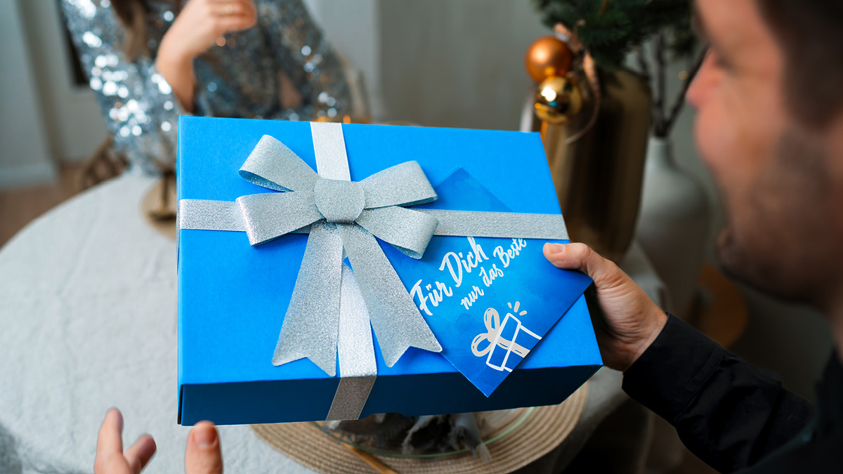 Geschenkbox der Erlebnisfabrik wird überreicht