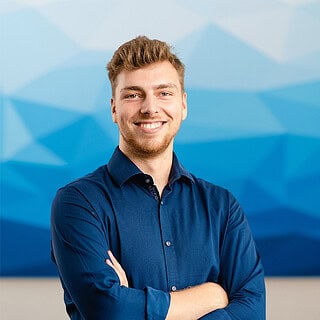 Mitarbeiter Louis Merker schaut in die Kamera