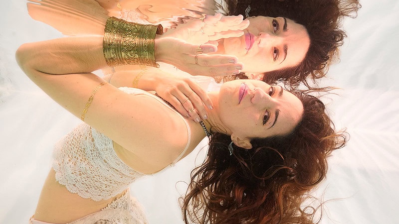 Eine Frau im Porträt beim Unterwasser Fotoshooting.